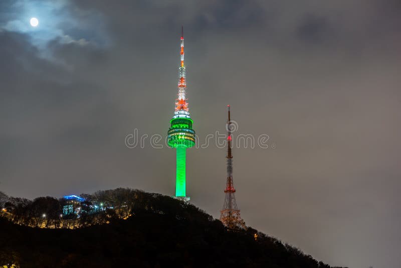 Montanha De Namsan, Torre De Seoul Na Noite Em Seoul ...