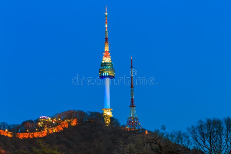 Torre de Seoul na noite em Seoul, Coreia do Sul foto de stock Torre de Seoul na noite em Seoul, Coreia do Sul foto de stock