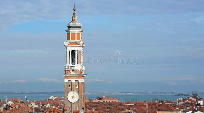 torre de sino alta da igreja dos apóstolos santamente de Cristo em Veni foto de stock royalty free torre de sino alta da igreja dos apóstolos santamente de Cristo em Veni foto de stock royalty free