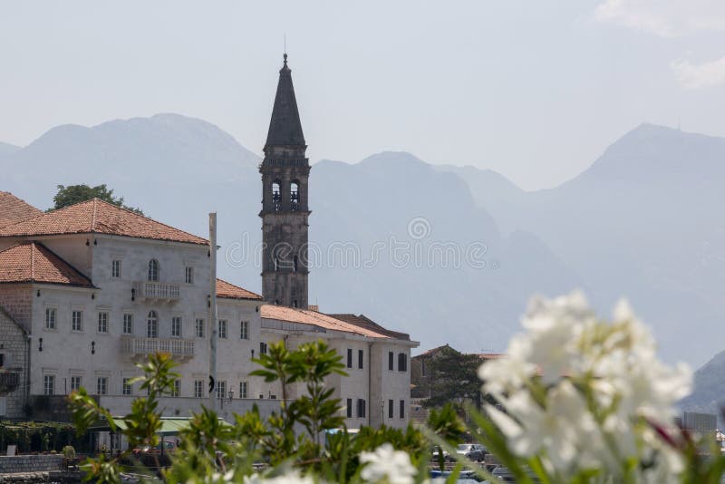 Torre de sino da igreja de São Nicolau em Perast foto de stock royalty free Torre de sino da igreja de São Nicolau em Perast foto de stock royalty free