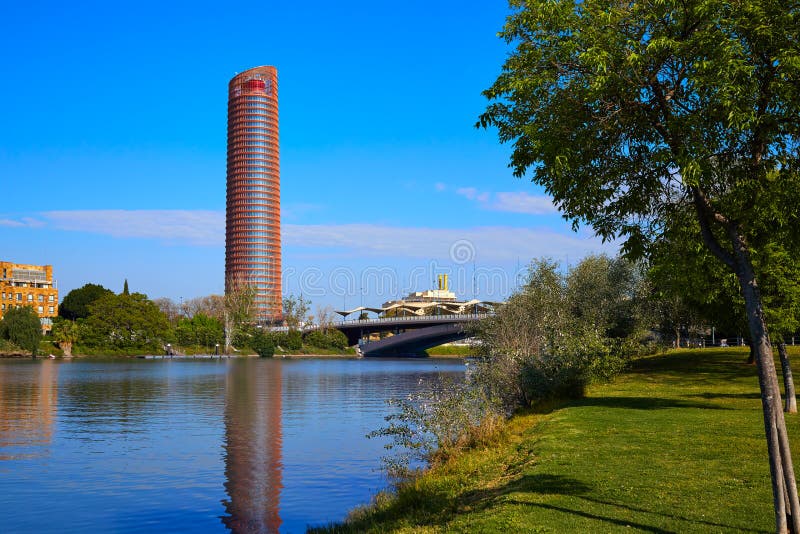 Torre De Séville et puente Cachorro Séville photo stock Torre De Séville et puente Cachorro Séville photo stock