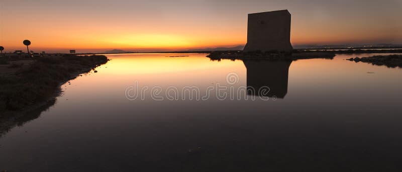 Torre de Tamarit no por do sol na cidade de Santa Pola imagem de stock royalty free Torre de Tamarit no por do sol na cidade de Santa Pola imagem de stock royalty free