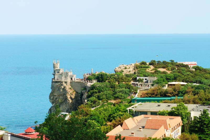 Torre del castello del nido del sorso, Crimea, Ucraina, con cielo blu ed il mare su fondo fotografia stock Torre del castello del nido del sorso, Crimea, Ucraina, con cielo blu ed il mare su fondo fotografia stock