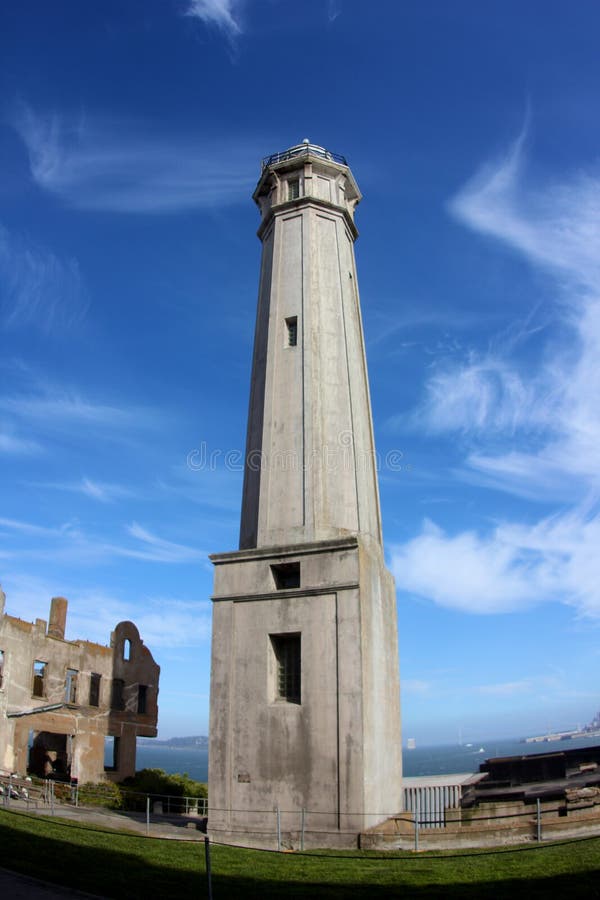 Torre del faro utilizzata tramite la guardia costiera sull'isola di Alcatraz a San Francisco, California fotografie stock libere da diritti Torre del faro utilizzata tramite la guardia costiera sull'isola di Alcatraz a San Francisco, California fotografie stock libere da diritti