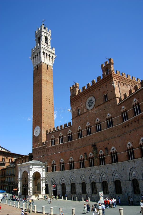 Siena Itália. 18 De Maio De 2018. Corrida De Carros Antigos Pelas Ruas Da  Cidade De Siena. Coleção De Automóveis Imagem de Stock Editorial - Imagem  de homem, automotriz: 177527534