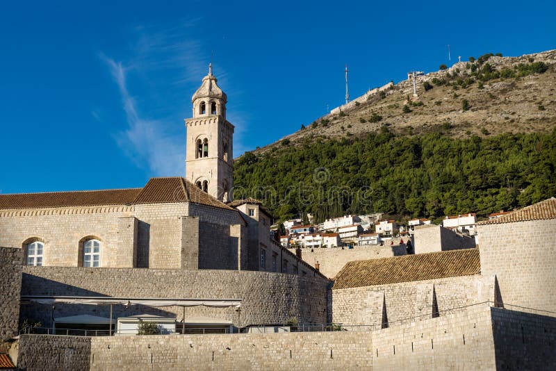 Torre del monastero domenicano in Ragusa con la montagna verde, Croazia fotografia stock libera da diritti Torre del monastero domenicano in Ragusa con la montagna verde, Croazia fotografia stock libera da diritti
