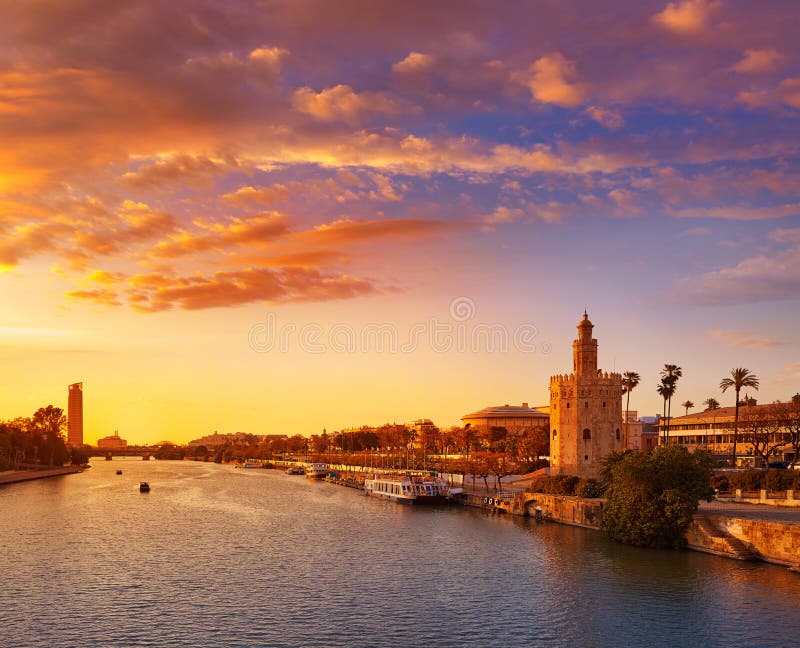 Torre Del Oro Del Horizonte De La Puesta Del Sol De Sevilla En Sevilla
