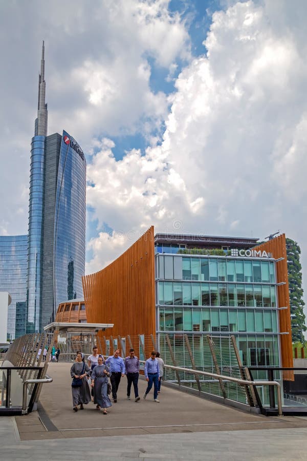 Torre del pabellón de Unicredit y del banco de Unicredit, Milán, Italia imagenes de archivo Torre del pabellón de Unicredit y del banco de Unicredit, Milán, Italia imagenes de archivo