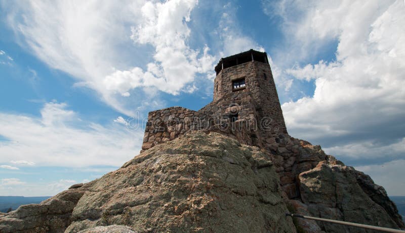 Torre del puesto de observación del fuego del pico de Harney en Custer State Park en el Black Hills de Dakota del Sur imágenes de archivo libres de regalías Torre del puesto de observación del fuego del pico de Harney en Custer State Park en el Black Hills de Dakota del Sur imágenes de archivo libres de regalías
