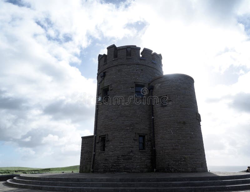 Torre del ` s de Brien del ` de O en los acantilados de Moher Irlanda