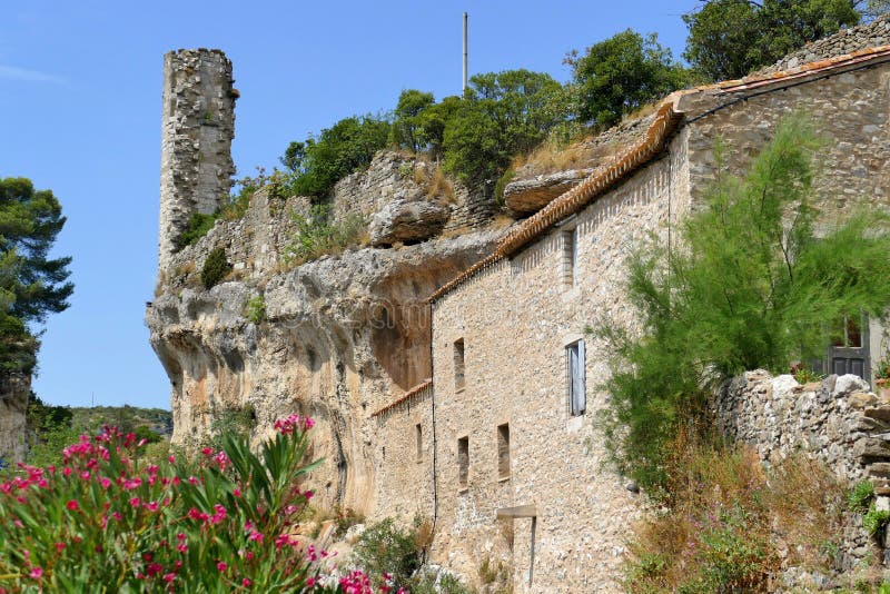 Torre del vecchio castello medievale che sovrasta il villaggio di minerve immagine stock