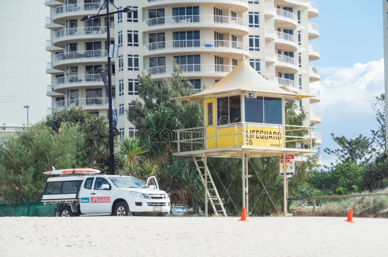 Torre dell'orologio del bagnino e veicolo della pattuglia nel paradiso dei surfisti fotografie stock Torre dell'orologio del bagnino e veicolo della pattuglia nel paradiso dei surfisti fotografie stock