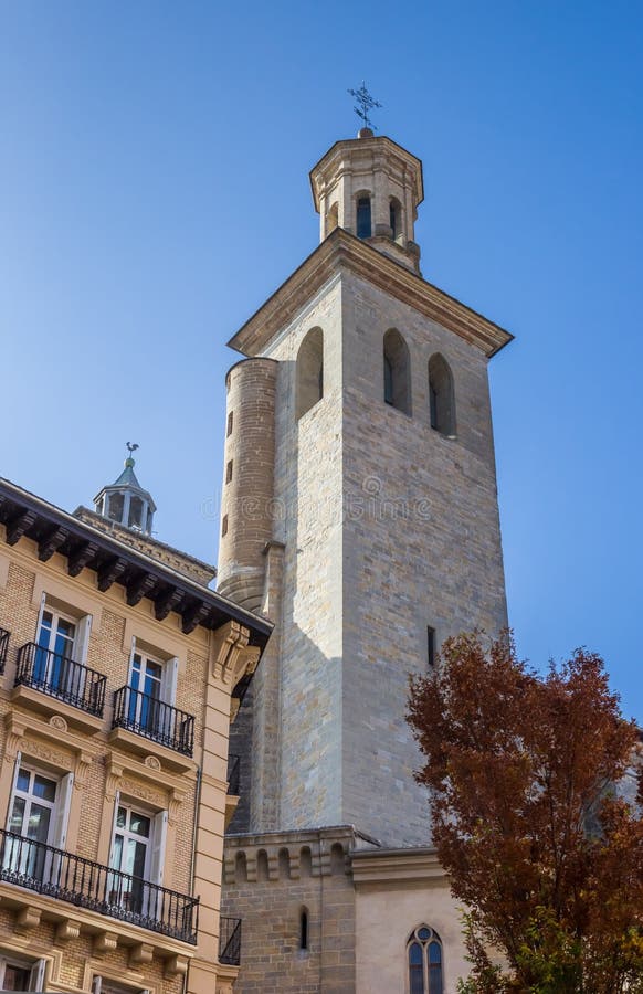 Torre della chiesa di San Saturnino di Pamplona fotografia stock Torre della chiesa di San Saturnino di Pamplona fotografia stock