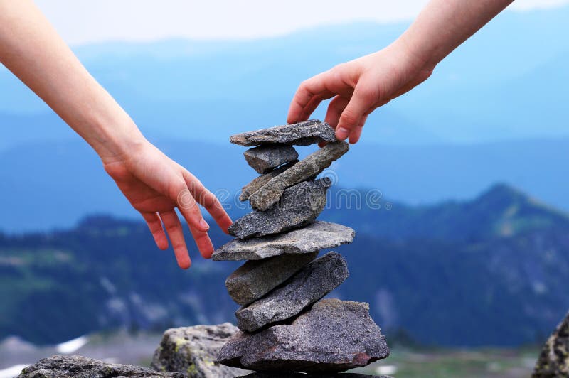 Torre della roccia equilibrata mano, fondo della montagna, concetto di lavoro di squadra fotografie stock libere da diritti Torre della roccia equilibrata mano, fondo della montagna, concetto di lavoro di squadra fotografie stock libere da diritti