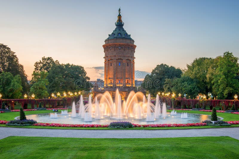 Torre di acqua Mannheim, Germania fotografia stock Torre di acqua Mannheim, Germania fotografia stock