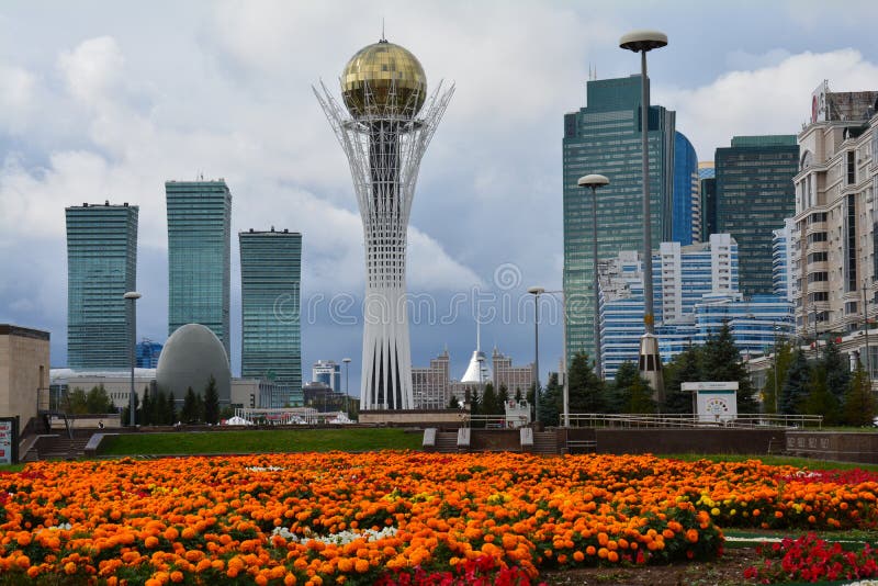 Torre di Bayterek nella città il Kazakistan di Astana fotografia stock Torre di Bayterek nella città il Kazakistan di Astana fotografia stock