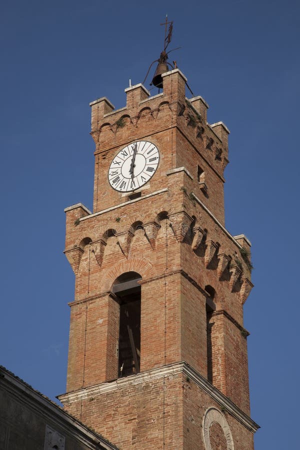 Torre di chiesa della cattedrale; Pienza, Toscana fotografia stock libera da diritti Torre di chiesa della cattedrale; Pienza, Toscana fotografia stock libera da diritti