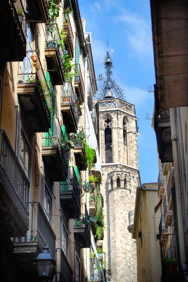 Torre di chiesa gotica medievale di stile di Barcellona immagini stock Torre di chiesa gotica medievale di stile di Barcellona immagini stock