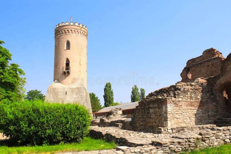 Torre di Chindia e rovine della corte reale, Targoviste, Romania fotografie stock Torre di Chindia e rovine della corte reale, Targoviste, Romania fotografie stock