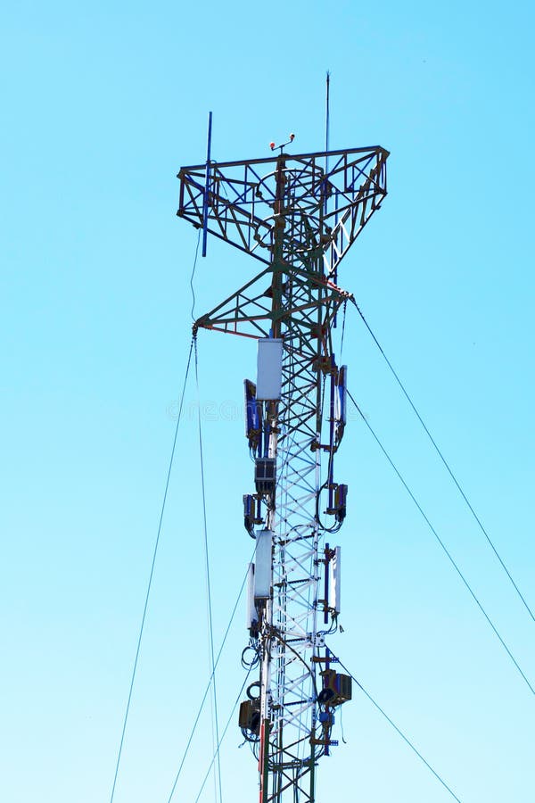 Torre di comunicazioni per i segnali del telefono cellulare e della TV fotografia stock libera da diritti Torre di comunicazioni per i segnali del telefono cellulare e della TV fotografia stock libera da diritti
