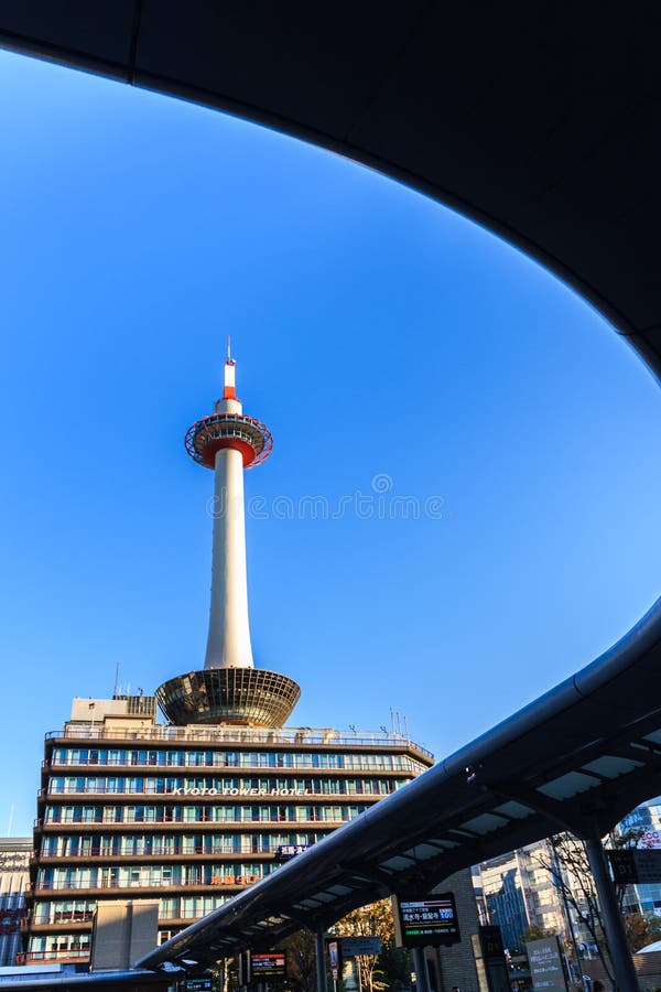 Torre di Kyoto con cielo blu nel Giappone immagine stock libera da diritti Torre di Kyoto con cielo blu nel Giappone immagine stock libera da diritti