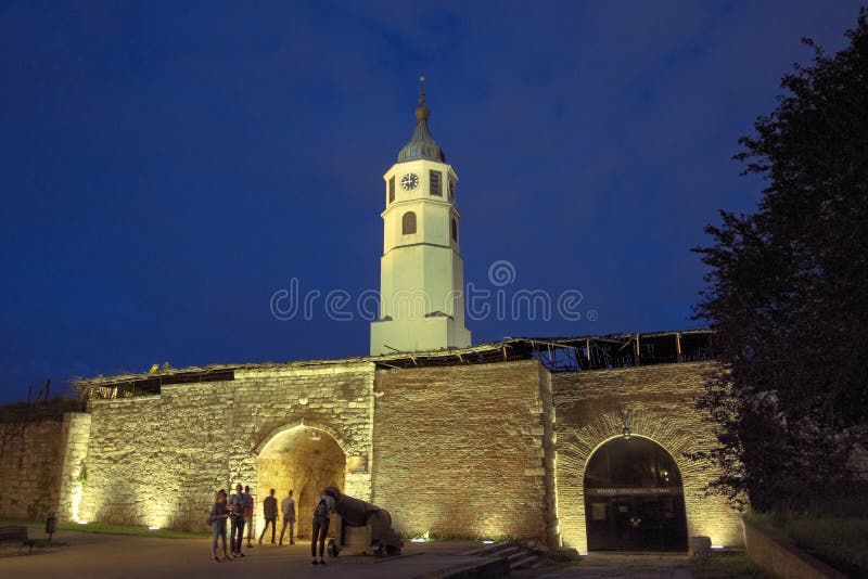 Torre di orologio nella fortezza di Kalemegdan di Belgrado alla notte, Serbia immagini stock libere da diritti Torre di orologio nella fortezza di Kalemegdan di Belgrado alla notte, Serbia immagini stock libere da diritti