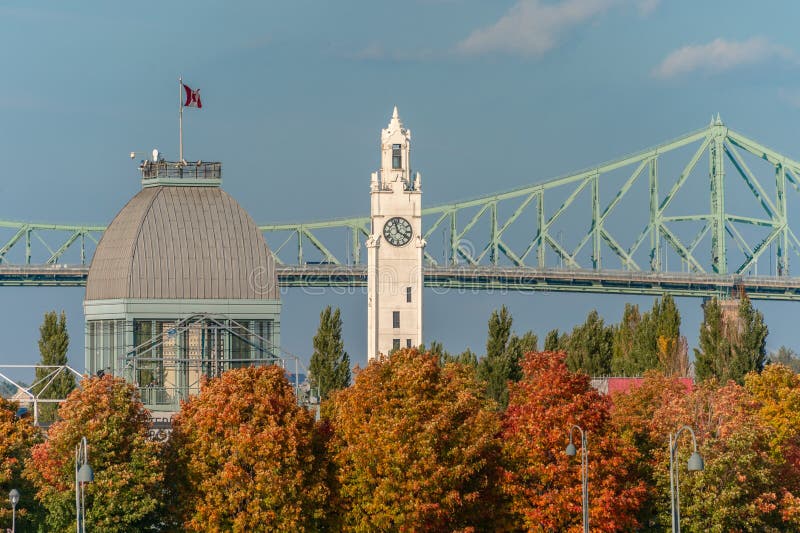 Torre di Pavillon Bonsecours, di Jacques Cartier Bridge e di orologio fotografie stock libere da diritti Torre di Pavillon Bonsecours, di Jacques Cartier Bridge e di orologio fotografie stock libere da diritti