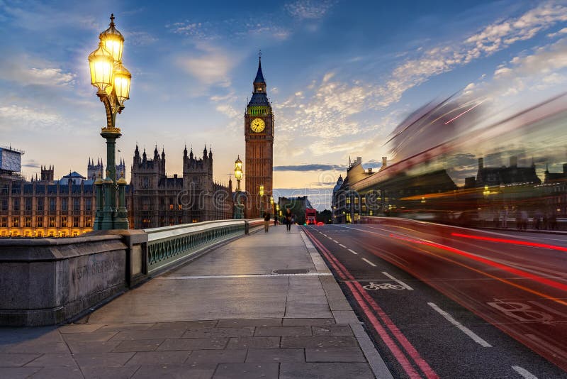 Torre di Westminster di orologio del ponte e di Big Ben a Londra dopo il tramonto fotografia stock Torre di Westminster di orologio del ponte e di Big Ben a Londra dopo il tramonto fotografia stock