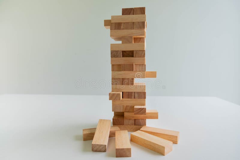Torre do bloco de madeira com modelo da arquitetura, risco alternativo planejando e estratégia no conceito do negócio foto de stock royalty free Torre do bloco de madeira com modelo da arquitetura, risco alternativo planejando e estratégia no conceito do negócio foto de stock royalty free