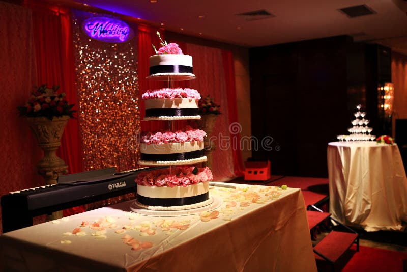 Bolo De Casamento Em Forma De Pneus E Com a Marca E As Cores