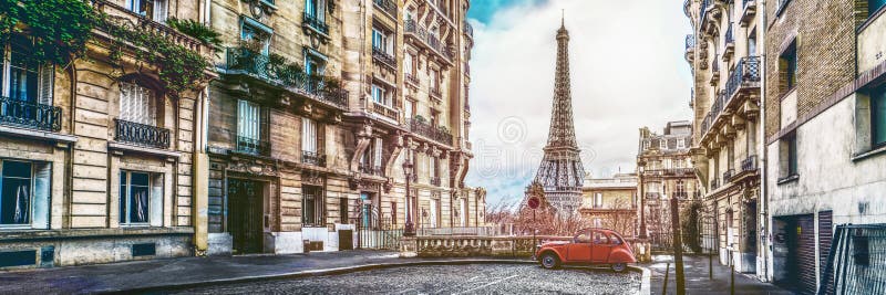 A torre do eifel em Paris de uma rua minúscula