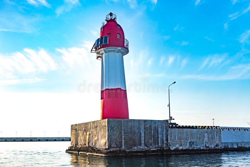 Torre do farol da navegação no quebra-mar no porto imagem de stock royalty free Torre do farol da navegação no quebra-mar no porto imagem de stock royalty free