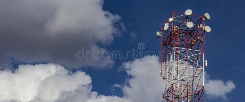 Torre do Internet sem fio Céu azul com as nuvens no fundo com espaço da cópia para adicionar o texto fotos de stock royalty free Torre do Internet sem fio Céu azul com as nuvens no fundo com espaço da cópia para adicionar o texto fotos de stock royalty free