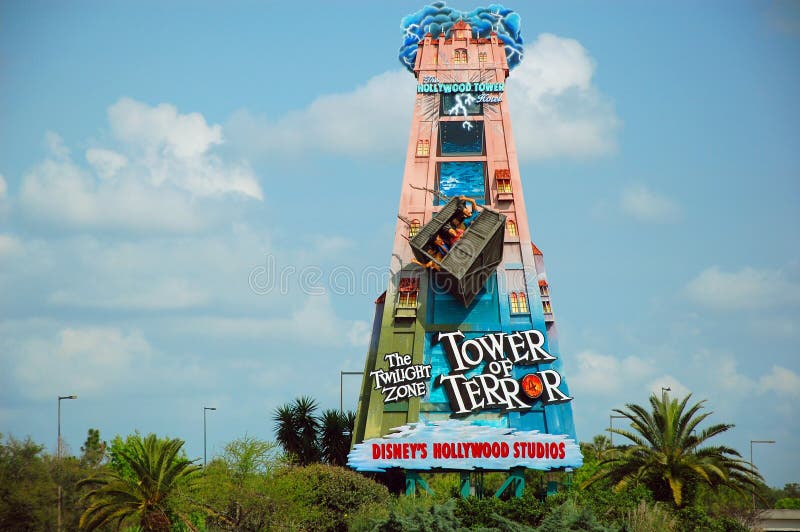 Torre do sinal de estrada do terror