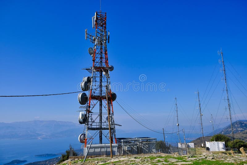 Torre e antenas de comunicações na montanha grega imagens de stock royalty free Torre e antenas de comunicações na montanha grega imagens de stock royalty free