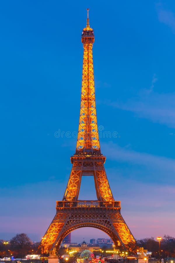 Torre Eiffel brillante en la noche en París, Francia imagen de archivo libre de regalías Torre Eiffel brillante en la noche en París, Francia imagen de archivo libre de regalías
