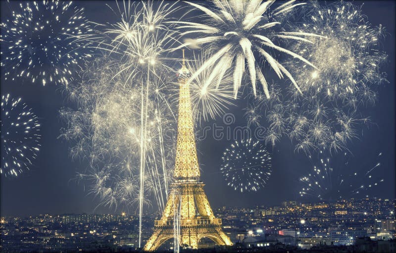 Torre Eiffel con los fuegos artificiales, Año Nuevo en París fotografía de archivo libre de regalías Torre Eiffel con los fuegos artificiales, Año Nuevo en París fotografía de archivo libre de regalías