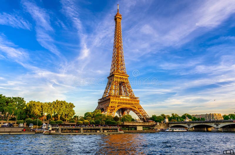 Torre Eiffel de Paris e rio Seine no por do sol em Paris, França