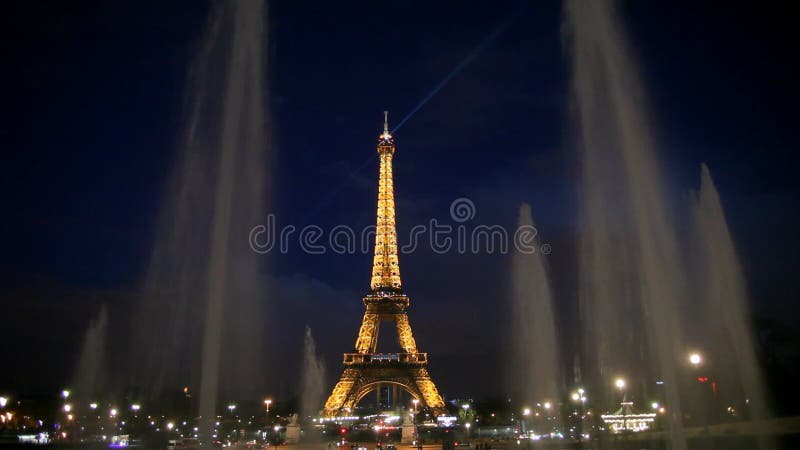 Torre Eiffel de Paris na noite