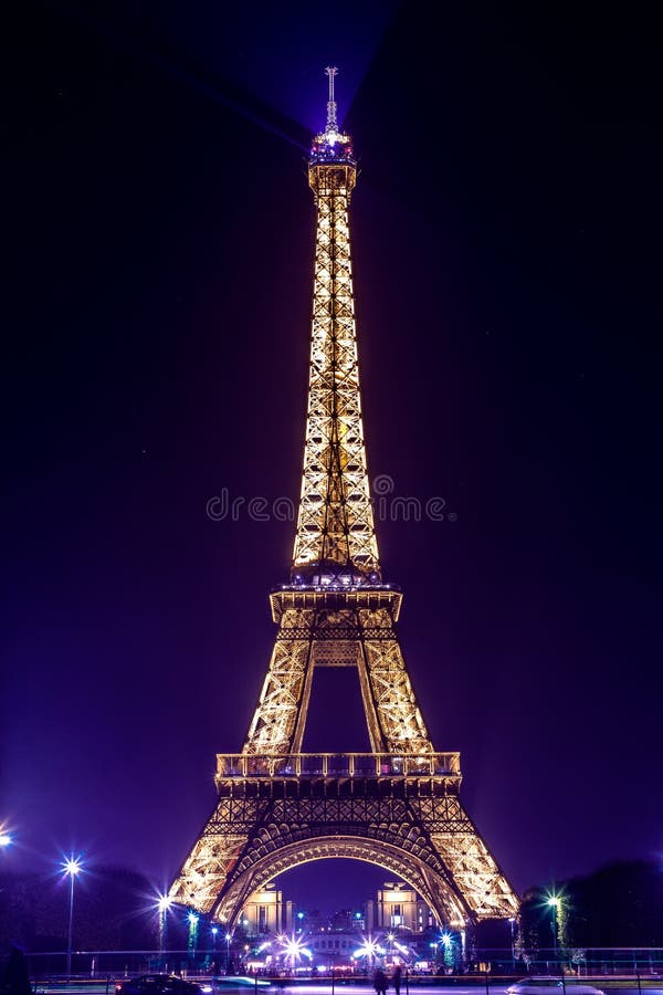Torre Eiffel di Parigi di notte Luce porpora immagine stock Torre Eiffel di Parigi di notte Luce porpora immagine stock