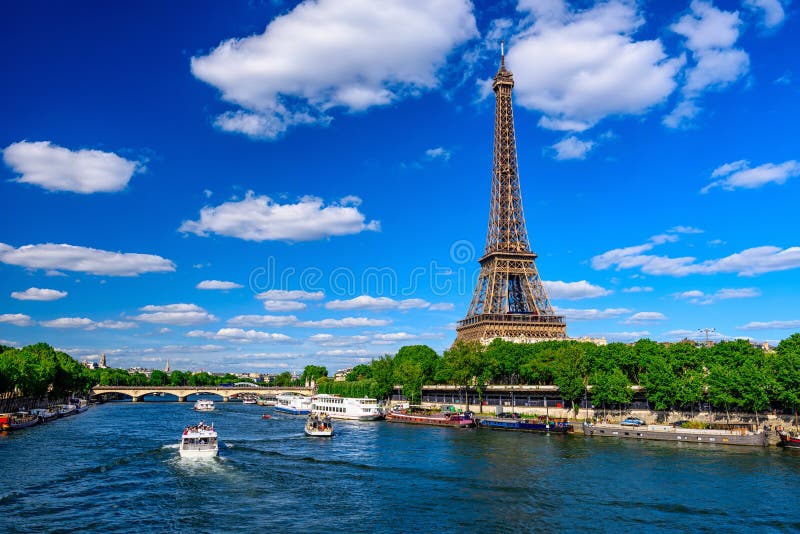 Torre Eiffel di Parigi e fiume la Senna a Parigi, Francia