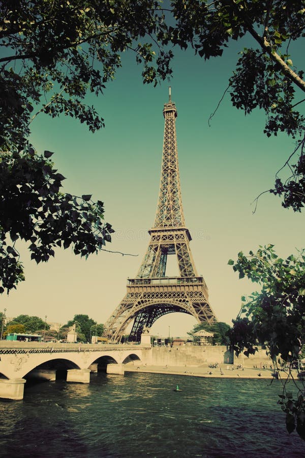 Torre Eiffel e Seine River em Paris, França. Vintage imagem de stock royalty free Torre Eiffel e Seine River em Paris, França. Vintage imagem de stock royalty free