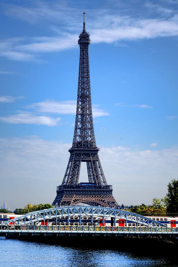 Torre Eiffel e treno regionale a Parigi Francia immagini stock libere da diritti Torre Eiffel e treno regionale a Parigi Francia immagini stock libere da diritti