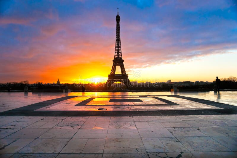 Torre Eiffel al amanecer, París fotografía de archivo libre de regalías