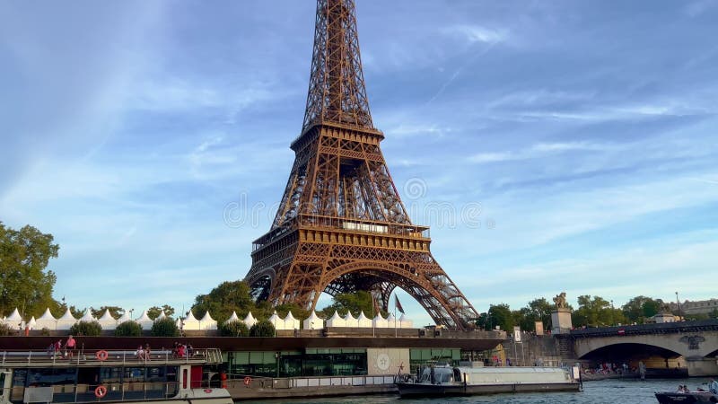 Torre eiffel en parís vista desde la ciudad de parís seine seine de setiembre 05 2023