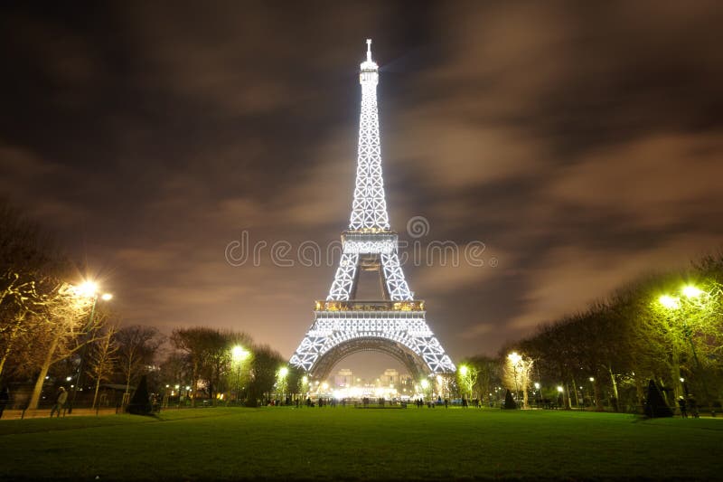 Torre Eiffel Illuminata Alla Notte Immagine Editoriale Immagine Di torre-eiffel-illuminata-alla-notte-immagine-editoriale-immagine-di