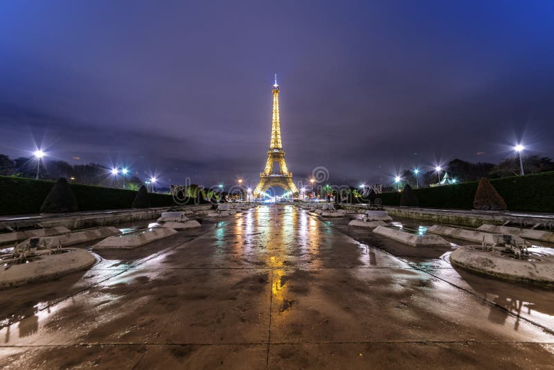 Torre Eiffel iluminada en París imagen de archivo libre de regalías Torre Eiffel iluminada en París imagen de archivo libre de regalías