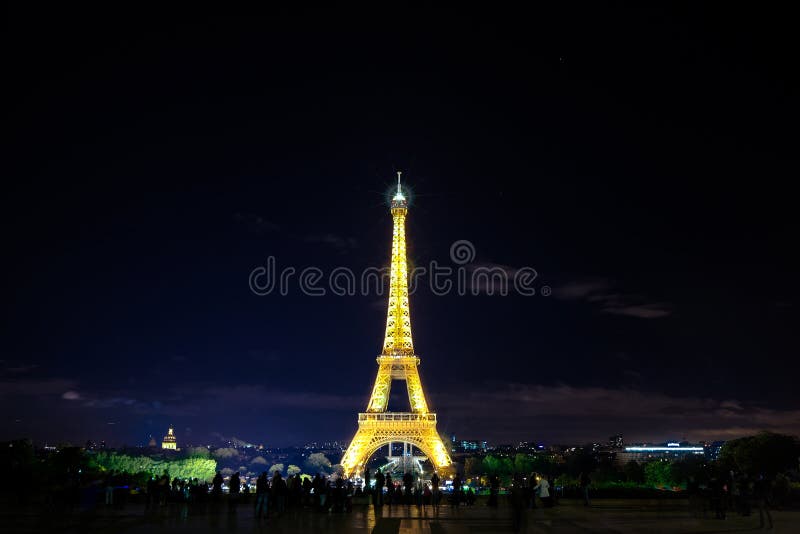 Torre Eiffel na noite fotos de stock Torre Eiffel na noite fotos de stock