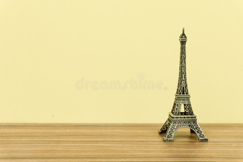 Torre Eiffel, Parigi, Francia con fondo giallo immagini stock Torre Eiffel, Parigi, Francia con fondo giallo immagini stock