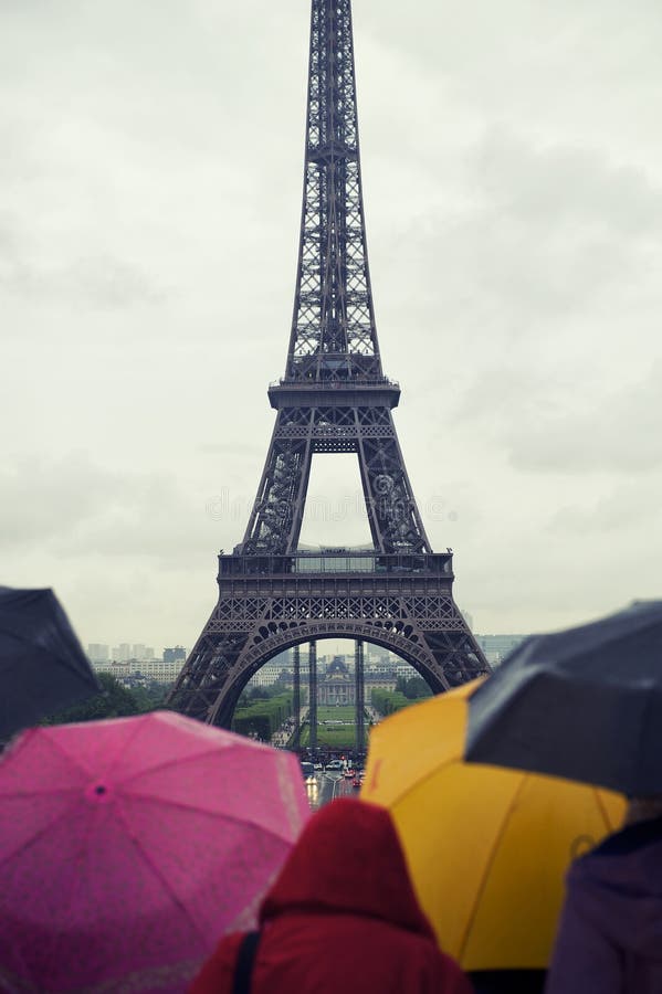 Torre Eiffel variopinta Parigi di giorno piovoso degli ombrelli fotografia stock libera da diritti